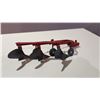 Image 5 : International Tractor 1/16 + 3-Furrow Plow 16".