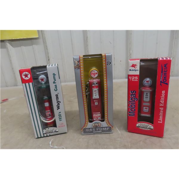 Three Die-Cast Gas Pumps – Gearbox and Road Signature – 1/25 and 1/18 Scale