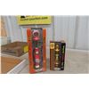 Image 6 : Maisto 1/18 Die-Cast Mini Cooper with Two Gas Station Box Sets, Bonus Items, and Truck