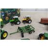 Image 5 : John Deere Lunch Kit Pail with 1/64 Tractor Farm Set and Trailer