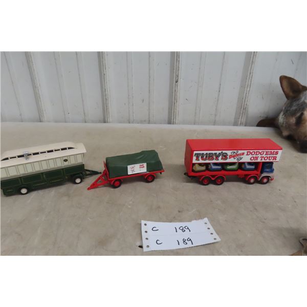 Corgi Toys Deluxe Bumper Car Carrier with Two Die-Cast Trailers – 7" Long