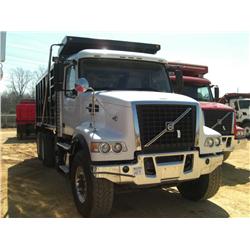 2005 VOLVO TRI-AXLE DUMP