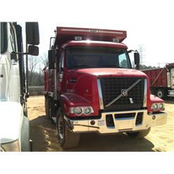 2004 VOLVO TRI-AXLE DUMP