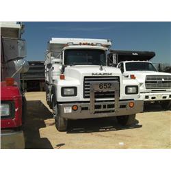 1994 MACK RD688S TRI-AXLE DUMP