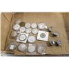Image 1 : FLAT OF COLLECTIBLE COINS AND 4 SMALL CAPSULES