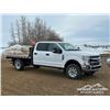 Image 2 : 2021 FORD F350 XLT CREW CAB FLATBED TRUCK