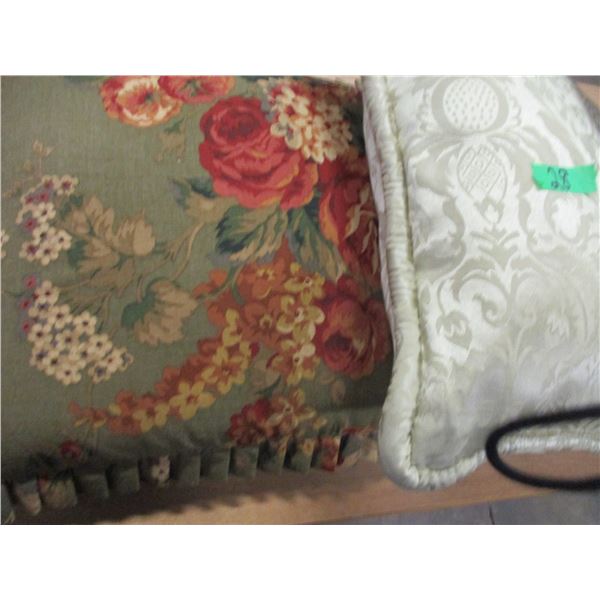 BAG C/W 3 CUSHIONS