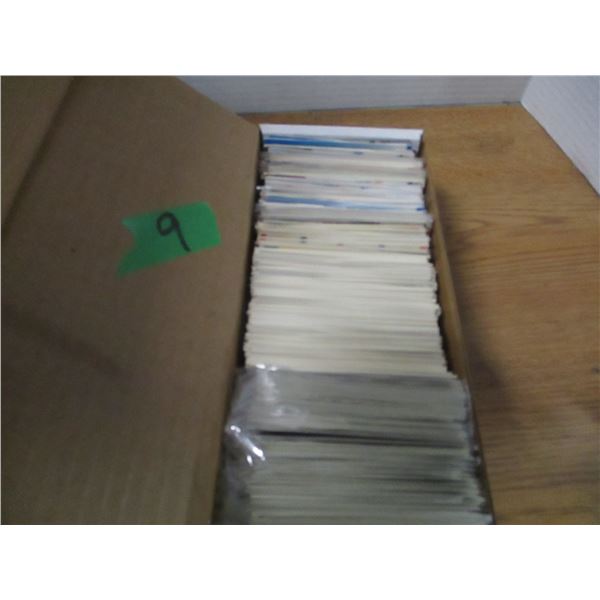 COLLECTABLE:  BOX C/W NBA & NHL COLLECTOR CARDS