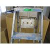 Image 2 : 5' ALUMINUM LADDER