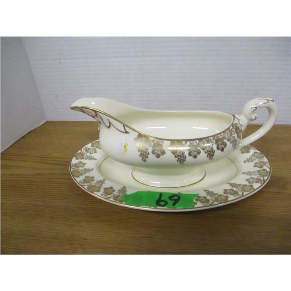 COLLECTABLE:  MYOTT ENGLISH GRAVY BOAT & TRAY