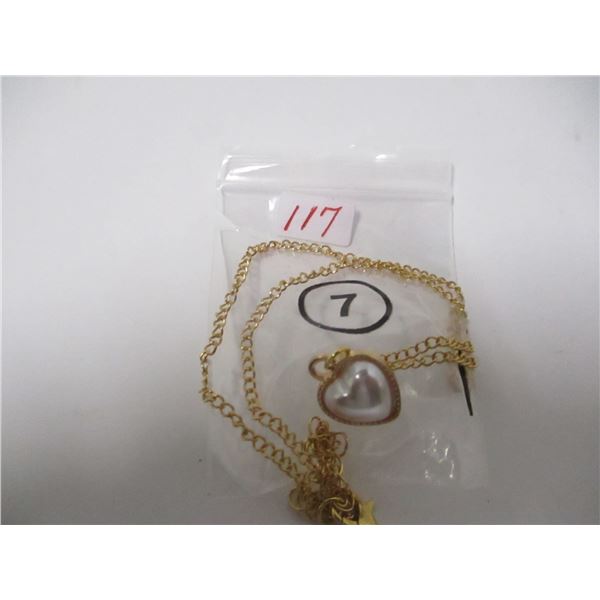 APPROX. 17" GOLDTONE NECKLACE C/W LOCKET