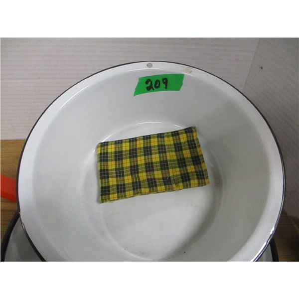 2 ENAMEL DISHES, 1 BOW TIE, 1 GLASS SET