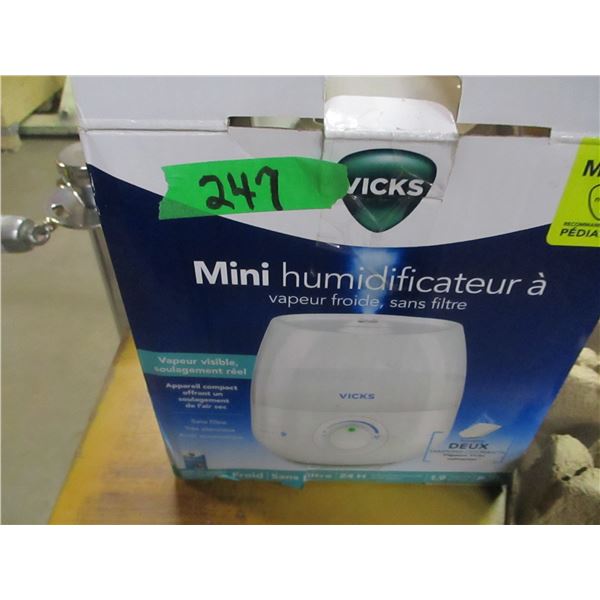 FREIGHT DAMAGE (AS IS):  MINI VICKS HUMIDIFIER