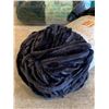 Image 2 : 4 Rolls of Velvet Blue Yarn