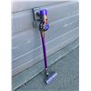 Image 1 : Dyson V8 Stick Vacuum