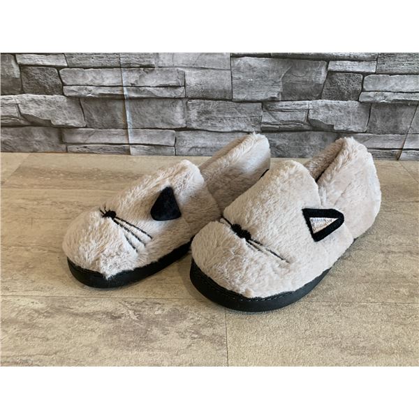 Womens Fuzzy Slippers Cat Size 5/6
