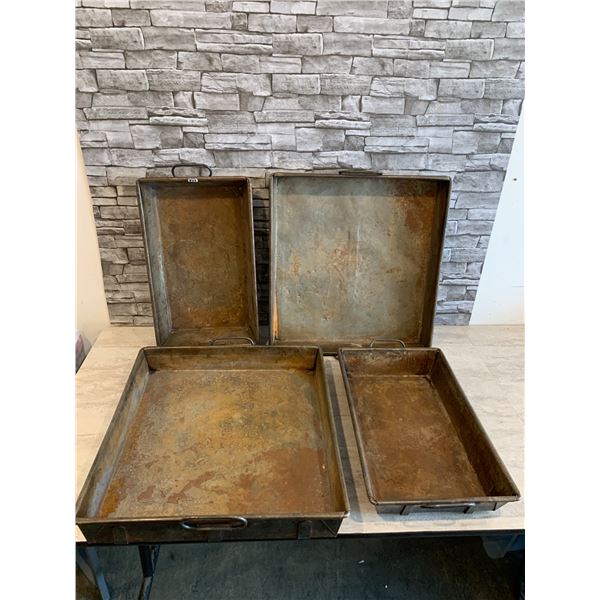 Set of 4 Vintage Pans From The 20th Century