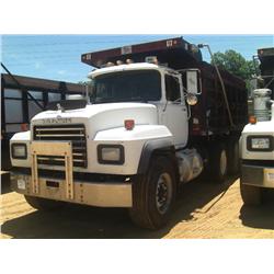 2002 MACK RD688S TRI-AXLE DUMP