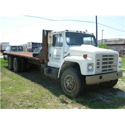 1986 INTERNATIONAL S1700 T/A FLATBED,S/N 1HTLKTVRXFHA26802, 6 CYL DIESEL, 13 SPD DIESEL, (BAD TRANS)