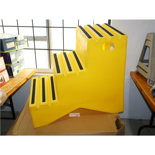 MARCHE EN PLASTIQUE 32"x22"x30" 500LBS CAP.