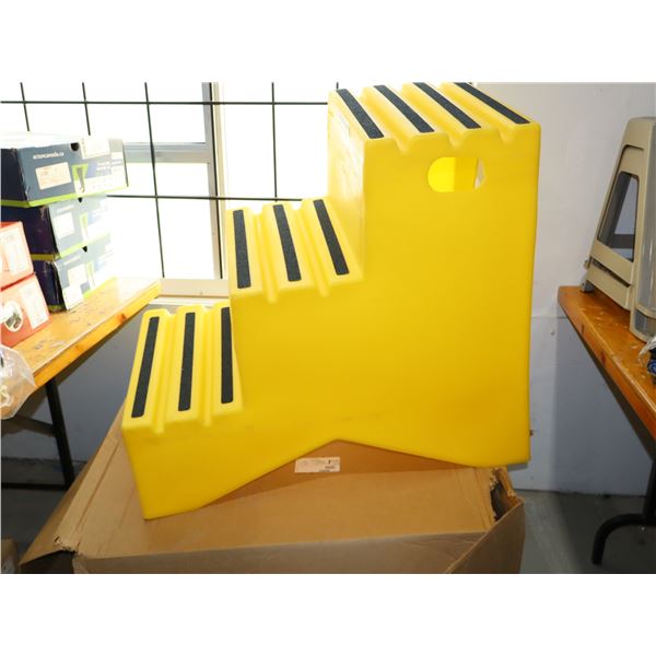 MARCHE EN PLASTIQUE 32"x22"x30" 500LBS CAP.