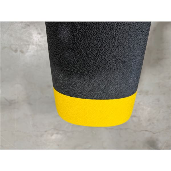 TAPIS ULTRATRED ARMORCOTE SDQ131, 4 PI × 8 PI × 3/8 PO, NOIR AVEC BANDES JAUNES.
