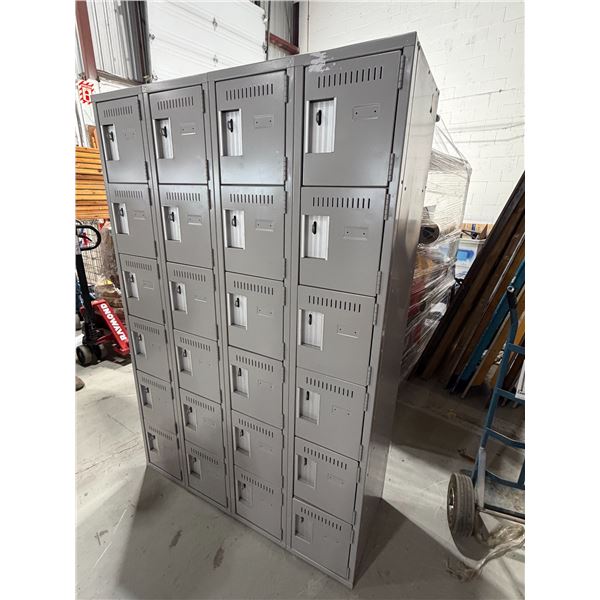 CASIER MÉTALLIQUE GRIS À 18 COMPARTIMENTS