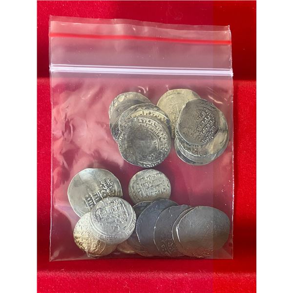 GREAT SELJUQ: LOT of 21 pale to very pale AV dinars