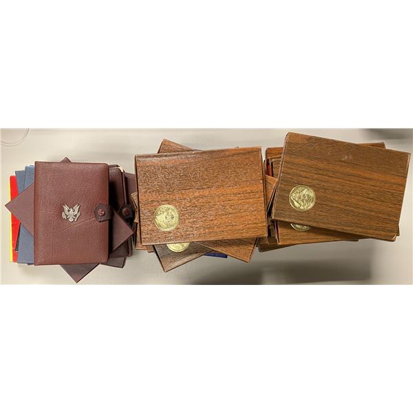 UNITED STATES: LOT of 32 singles and sets