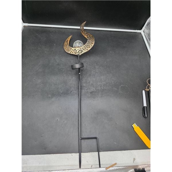 Metal Solar Light Stake With Decorative Flame Design