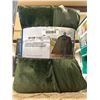 Image 2 : Below Zero Wearable Outdoor Blanket with Dimensions 182 cm x 152 cm