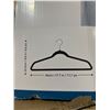 Image 3 : 50 Black Flocked Non-Slip Hangers, 45 cm x 24.4 cm
