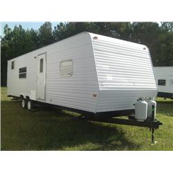 2005 KEYSTONE 8'X32' DEALER MODEL TRAVEL TRAILER,