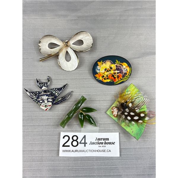 5 Vintage Brooches in Case