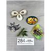 Image 1 : 5 Vintage Brooches in Case
