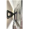 Image 2 : PROSCAN PLED5042-B-UHD, 50" LED UHD TELEVISION WITH WALL MOUNT & REMOTE