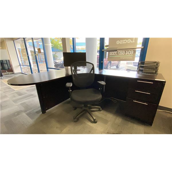 DARK WOOD L SHAPED SINGLE PEDESTAL EXECUTIVE OFFICE DESK WITH ACER COMPUTER MONITOR & MOBILE TASK