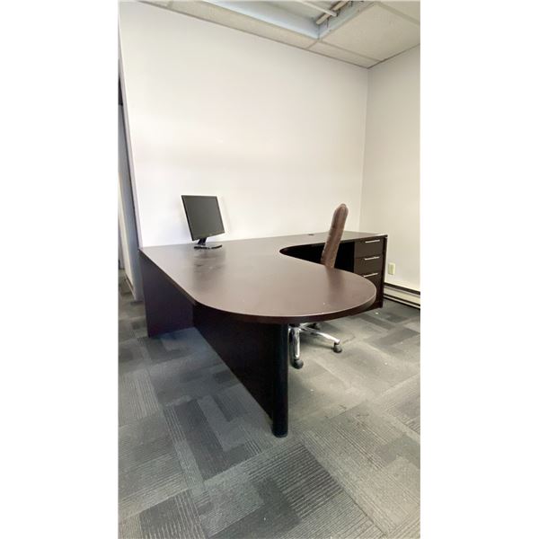 DARK WOOD L SHAPED SINGLE PEDESTAL EXECUTIVE OFFICE DESK WITH LG MONITOR & BROWN PADDED MOBILE TASK