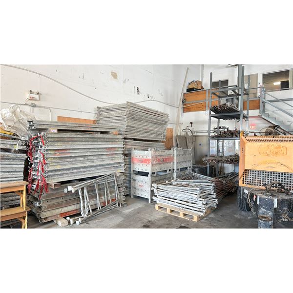 LARGE LOT OF ASSORTED HEAVY DUTY METAL SITE SCAFFOLDING INCLUDING APPROX 172 LARGE UPRIGHT, 18 MED
