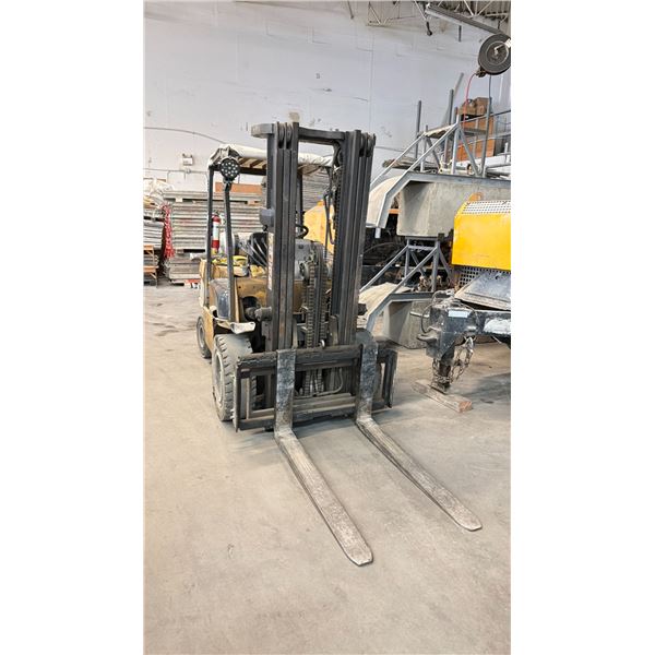 2004 CAT MODEL P-7000 PROPANE FORKLIFT (2035 HRS) - 6500 LBS CAPACITY/3 STAGE BOOM/4FT