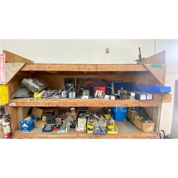 SHELF OF ASSORTED VEHICLE PARTS INCLUDING LIGHT BULBS, AN ALTERNATOR, NAPA CONTROL ARMS