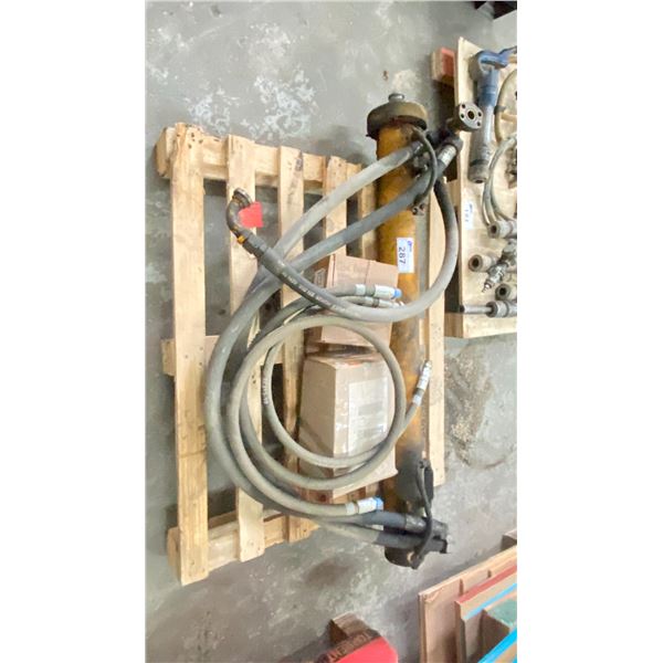 PALLET WITH INDUSTRIAL HEAVY MACHINE HYDRAULIC CYLINDER, HYDRAULIC HOSES