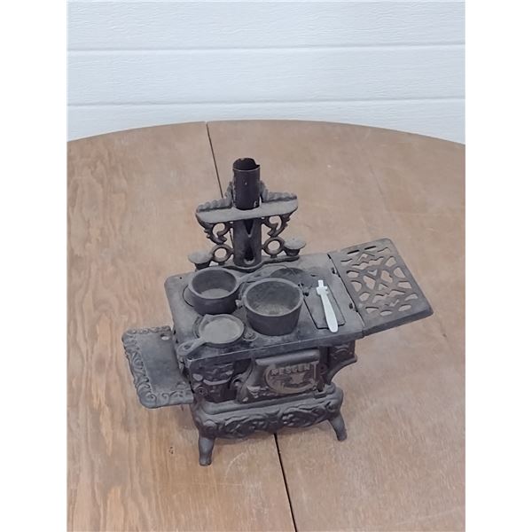 Salesman Sample Kitchen stove with 2 pots and  skillet