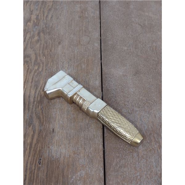 Avon thumb wrench