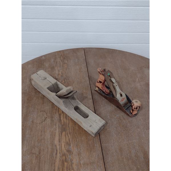 2 wood planes