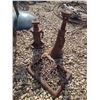 Image 1 : 2 screw jacks and a cast iron grate