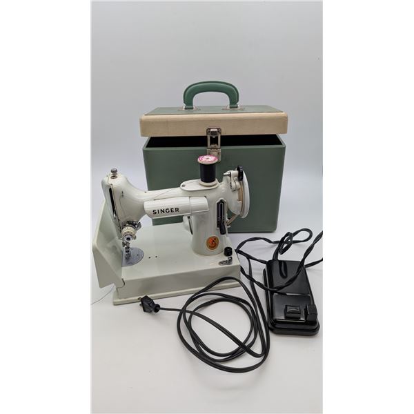 Vintage Singer Featherweight 221k sewing machine