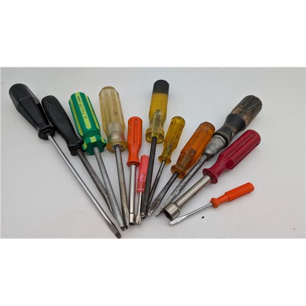 assorted collection of screw drivers (ca33)