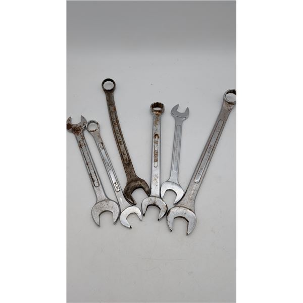assorted collection of wrenches and hands tools (ca33)