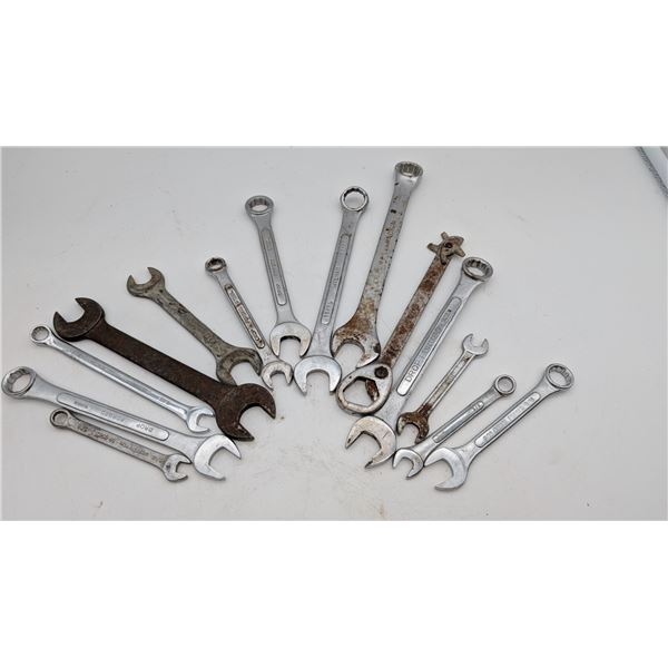 assorted collection of wrenches and hands tools (ca33)